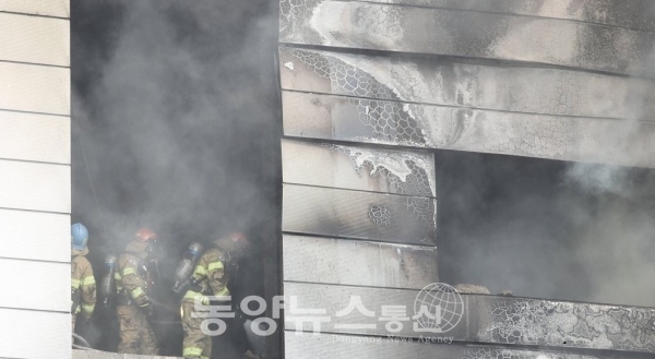 [속보] 이천 물류창고 화재 사망자 25명으로 집계(사진= 온라인 커뮤니티)