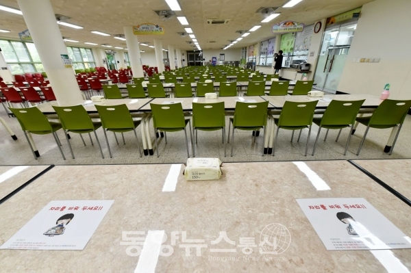 남동구 인천논현고등학교가 급식실 내 72개 식탁에 한 쪽에만 의자를 둬 학생들이 마주 보고 앉지 않도록 했다. (사진=인천시 제공)