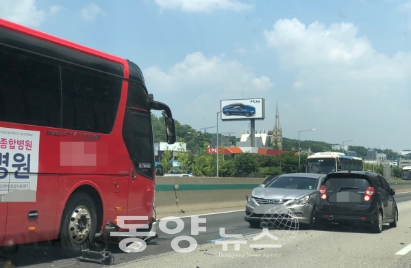 [동양뉴스] 우연주 기자 = 28일 오전 11시45분께 서울 톨게이트를 지난 합류구간에서 소형차 한 대가 역주행하던 차량을 미처 피하지 못해 사고가 발생했다. 이 사고로 휴일 고속도로로 진입한 많은 차량들이 일대 혼잡을 겪어야 했다.