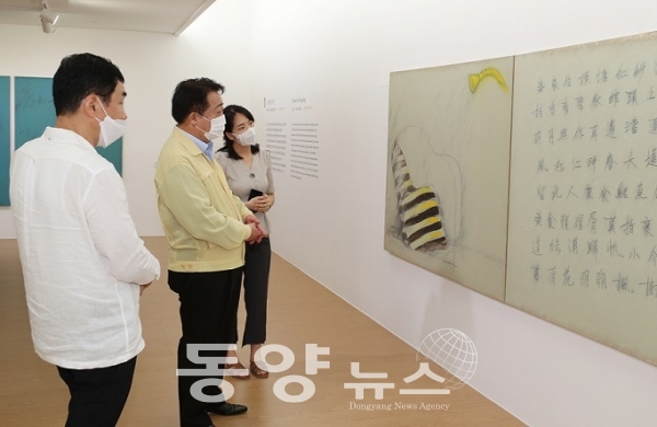 한범덕 청주시장(가운데)이 10일 청주시립미술관을 방문해 작품을 관람하고 있다.(사진= 청주시 제공)