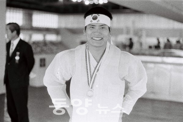 故 조오련 선수가 1974년 제7회 테헤란아시아대회에서 시상식 후 환하게 웃고 있다(사진=대한체육회 제공)