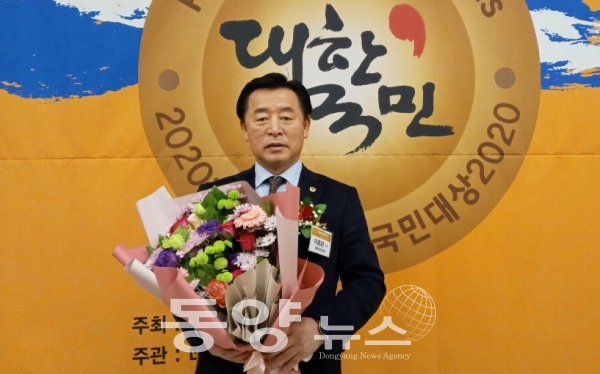 충남도의회 이종화 의원(국민의힘·홍성2)이 24일 서울 세종호텔에서 열린 ‘2020 자랑스런 대한국민대상’ 시상식에서 자치의정 부문 대상을 수상했다. (사진=충남도의회 제공)