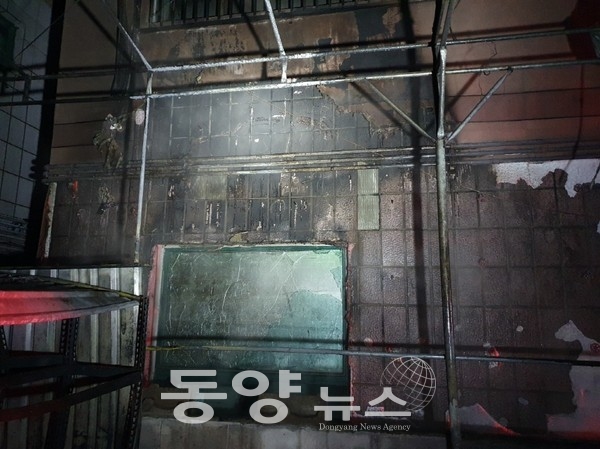 천안시 신부동 음식점에서 화재가 발생,식자재 창고 일부를 태우고 진화됐다.(사진=천안동남소방서 제공)