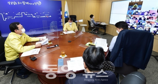 박남춘 인천시장이 4일 시청에서 비대면으로 '12월 실·국장 회의'를 주재 중이다.(사진=인천시 제공)