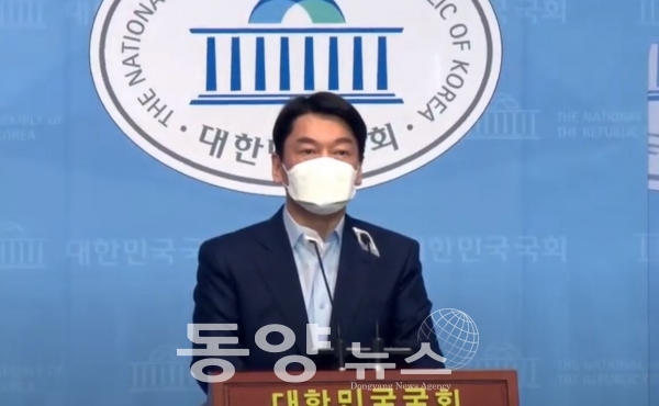 국민의당 안철수 대표가 20일 국회 소통관에서 기자회견을 갖고 서울시장 보궐선거 출마선언을 하고 있다.