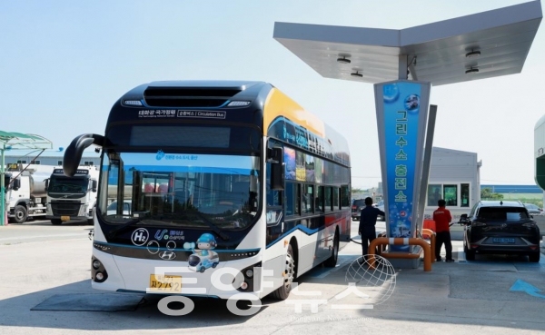 울산 친환경 수소전기버스가 그린수소충전소에서 수소를 충전하고 있다(사진=울산시청 제공)