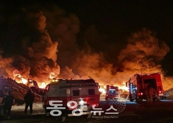 지난 9일 오후 8시 7분께 경북 포항 호동쓰레기매립장에서 화재가 발생했다. (사진=포항남부소방서 제공)