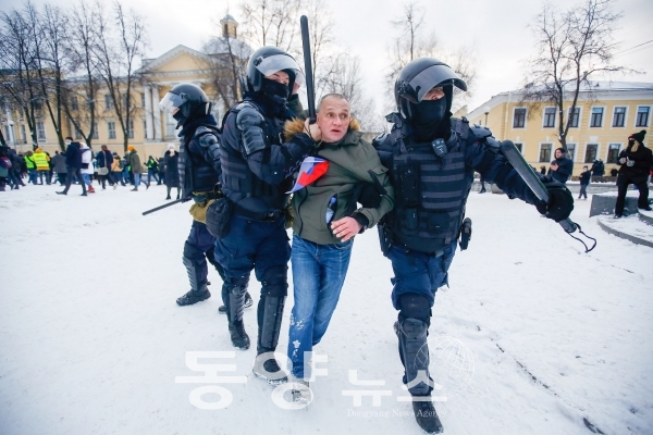 [로이터=동양뉴스] 지난 31일(현지시간) 러시아 야권 운동가 알렉세이 나발니의 석방을 요구하는 지지자들이 경찰에 의해 무차별 체포되고 있다.