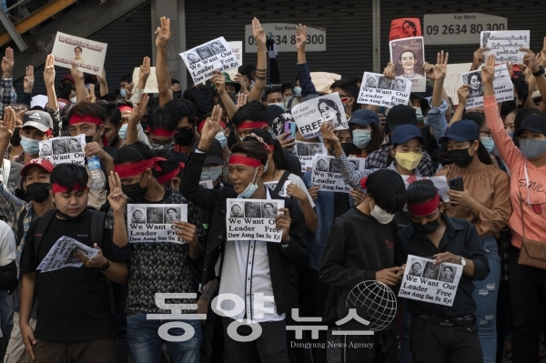 [로이터=동양뉴스] 9일 미얀마에서 군부 쿠데타에 항의하는 대규모 시위가 열리고 있다.