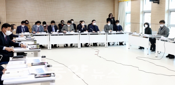 인천시 교육위원들이 3월 개교예정인 학교를 방문하고 있다. (사진=인천시의회 제공)