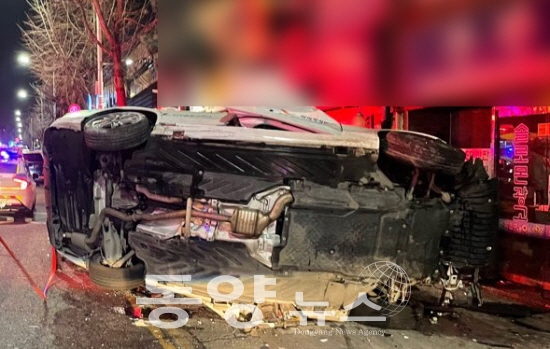 주행 중이던 벤츠 승용차가 신호등을 추돌, 운전자가 사망했다. (사진=인천 부평경찰서 제공) 