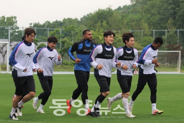 충남아산프로축구단 선수단이 자가격리 해제와 함께 팀 훈련을 재개했다. (사진=충남아산FC 제공)