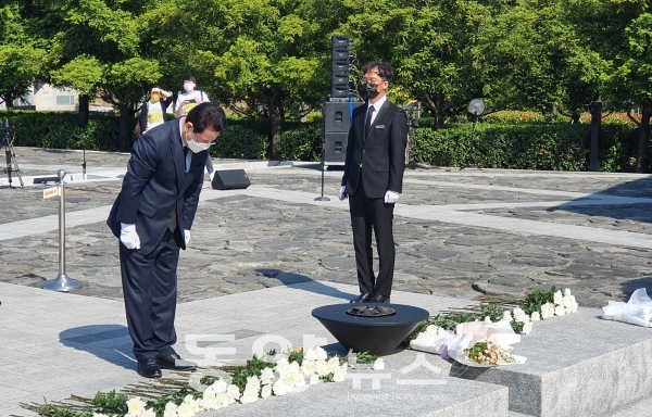 지난 23일 김영록 전남지사가 봉하마을을 방문, 고 노무현 대통령 묘역에 참배하고 있다.(사진=전남도 제공)