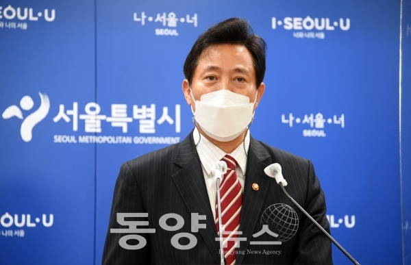 오세훈 서울시장이 13일 처음으로 참석한 국무회의 후 서울시청에서 백브리핑을 열어 기자들의 질문에 답변하고 있다.(사진=서울시 제공)