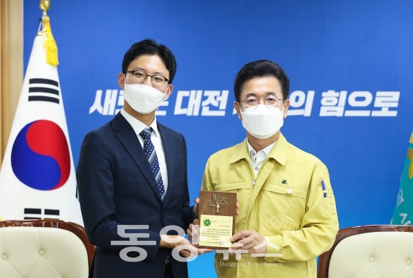 대전시 의로운 시민 표창을 받은 진휘진 맥키스컴퍼니 직원 (사진=대전시 제공)