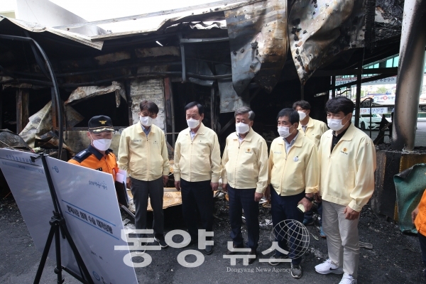 경북도의회는 지난 4일 화재가 발생한 영덕시장을 방문 했다.(사진=경북도의회 제공)