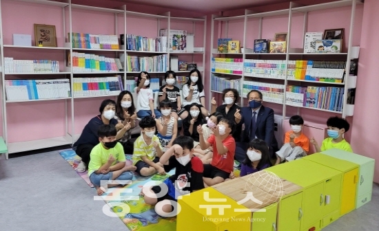 푸른솔생활학교지역아동센터 아동들이 꿈의    책방 9호점에서 기념사진을 촬영하고 있다.(사진= 인천도시공사 제공)
