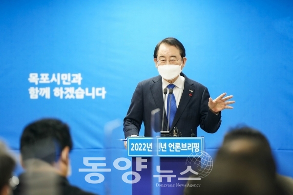 3일 임인년 새해를 맞아 김종식 목포시장이 신년 브리핑을 하고 있다.(사진=목포시 제공)