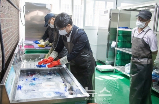 처치곤란 ‘아이스팩’ 서구 깨끗하게 세척해 재활용.(사진= 서구청 제공)