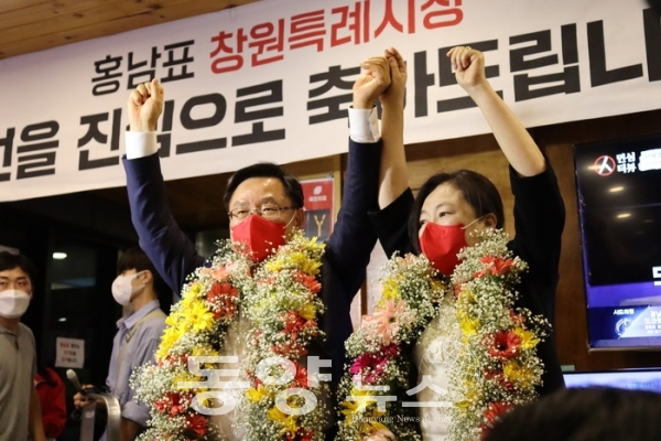 (사진제공=홍남표 후보 캠프) 홍남표 창원시장 당선인이 부인 서희정 씨와 함께 당선축하 꽃다발을 목에 걸고 승리의 두 손을 번쩍 들어보이고 있다.