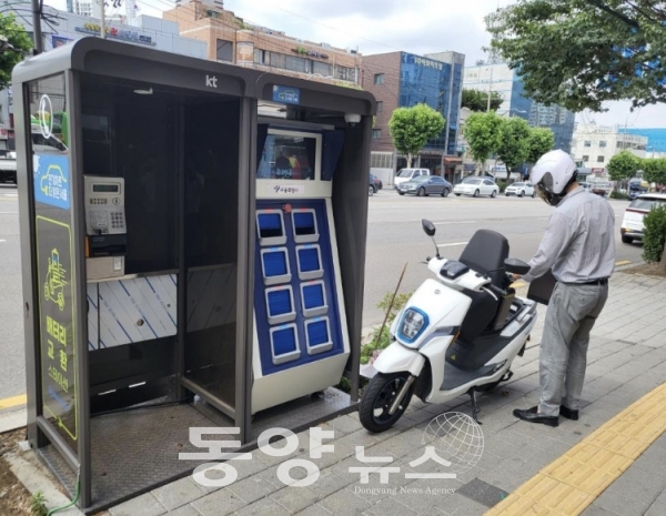 서울 구로구 구로전화국 앞에 설치된 전기 오토바이 배터리 교환형 충전소 모습이다.(사진=서울시 제공)