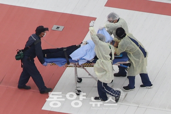 [로이터=동양뉴스] 아베 신조 전 일본 총리가 8일 선거 유세 도중 총격을 받고 쓰러져 병원으로 긴급 이송되고 있다.