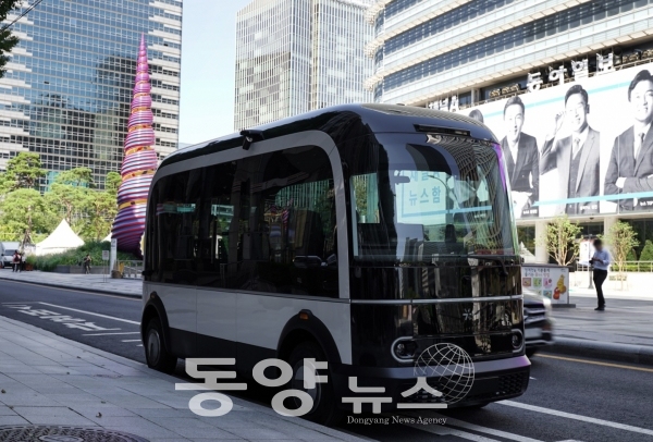 25일부터 서울 청계천 일대에서 전기 자율주행 전용버스가 정식 운행을 시작한다.(사진=서울시 제공)