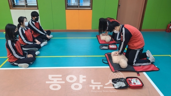 사대부중학교 2학년 학생들이 AED 사용법을 익히고 있다. (사진=대구시교육청 제공)