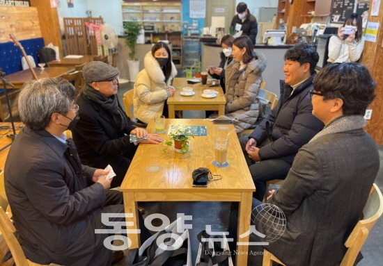 인천관광공사 임직원들이 용현시장 상인들과 대화를 나누고 있다. (사진=인천관광공사)