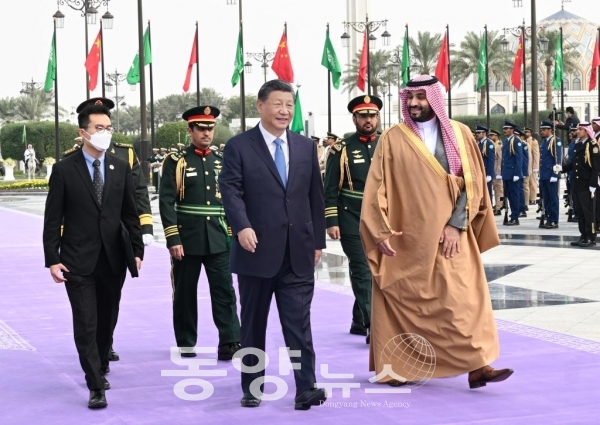 무함마드 빈 살만 왕세자 겸 총리가 지난 8일 정오 리야드 왕궁에서 국빈 자격으로 사우디아라비아를 방문한 시 주석을 맞이해 환영식을 열었다.
