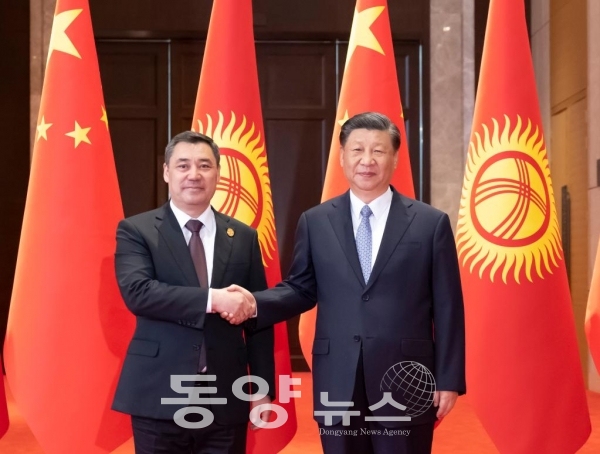 시진핑(習近平) 중국 국가주석이 18일 오전(현지시간) 산시(陝西)성 시안(西安)에서 중국-중앙아시아 정상회의 참석차 국빈 방문 중인 사디르 자파로프 키르기스스탄 대통령과 회담을 가졌다.