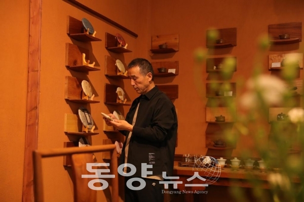 김용문씨가 윈난성 쿤밍시에 위치한 즈모탕 본사에서 제품을 검수하고 있다.