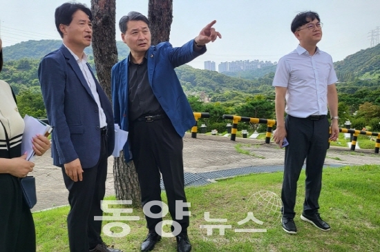 인천시의회 김유곤 의원, 인천가족공원 현장 방문.(사진= 인천시의회 제공)