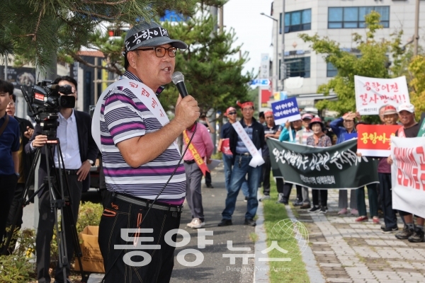 경북 의성군 주민 200여 명이 경북도청 앞에서 역할부재 규탄 및 생존권 사수 위한 집회를 가졌다.(사진=의성군 제공)