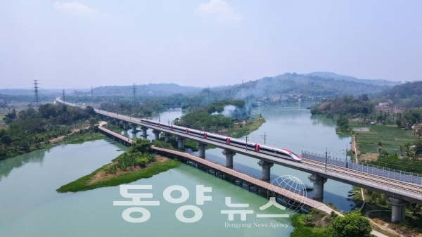 [신화통신=동양뉴스] 자카르타-반둥 고속열차를 지난 9월 30일 드론 사진에 담았다.