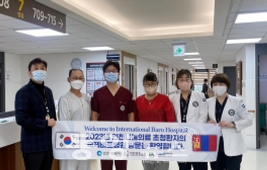 (좌측부터)김종환 행정부원장, 몽골 나눔의료 환자 강척트, 이정준 병원장.(사진= 국제바로병원 제공)