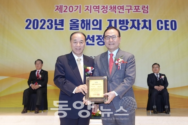 박상돈 천안시장(오른쪽)이 한국공공자치연구원에서 주관한 ‘2023년 올해의 지방자치 CEO’에 선정되는 쾌거를 거뒀다. (사진=충남 천안시 제공)