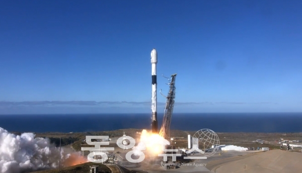 2일 새벽 3시 19분경(미국 현지 기준, 1일 오전 10시 19분경) 한국 최초 군정찰위성 1호기가 미국 캘리포니아 반덴버그 우주군기지에서 성공적으로 발사됐다. (사진=SpaceX 제공)