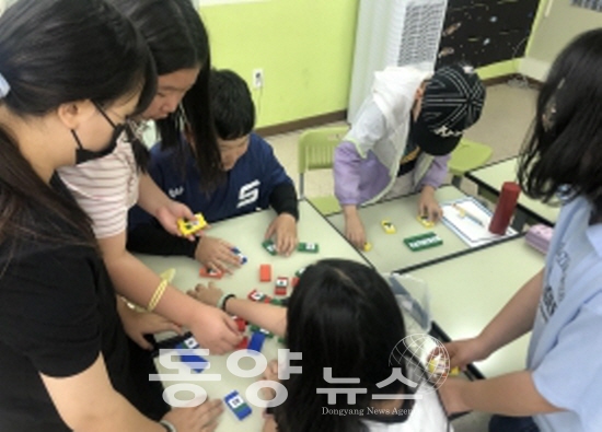 서화초등학교에서 진행된 ‘찾아가는 자원순환교육’에 학생들이 참여하고 있다.(사진= 인천시 제공)