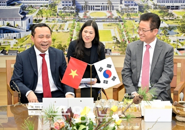 베트남 호찌민대학교 부 하이 콴 총장은 지난 19일 경북도를 찾아 이철우 도지사와 협력강화 방안을 논의했다. (사진=경북도 제공)
